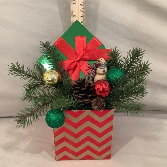 Small Christmas Floral Design With Snowman - Picture 5 of 5